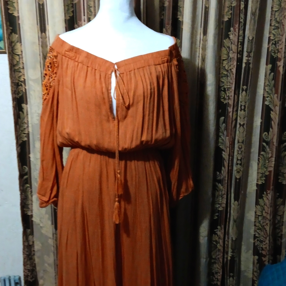 (NWT) Off-shoulder maxi dress